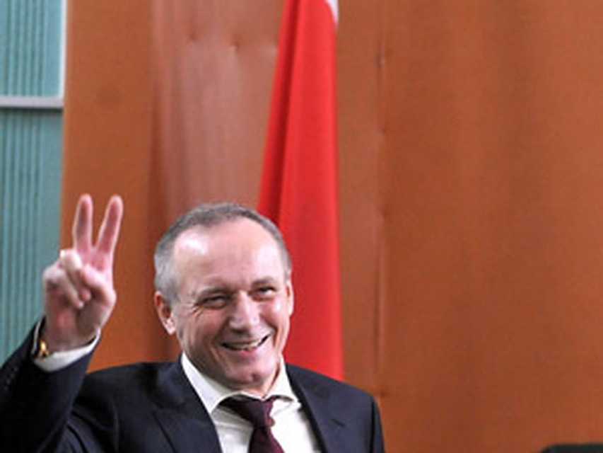 Слова обвиняемого поэта и экс-кандидата зал встречает аплодисментами.