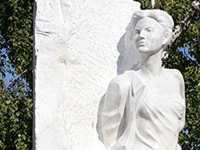 В волгоградской школе установили памятник Зое Космодемьянской