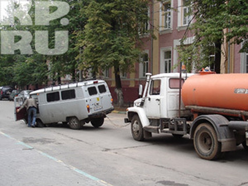 А этот провал произошел на улице Володарского год назад.