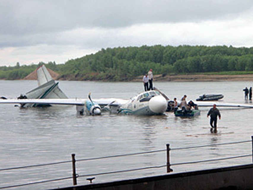 Причиной аварии Ан-24 стала стружка масла в двигателе