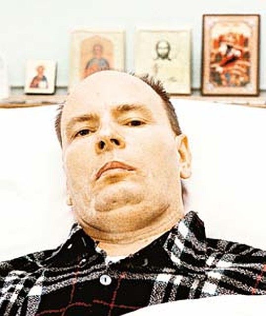 Анатолий Романов уже девять лет прикован к больничной койке.