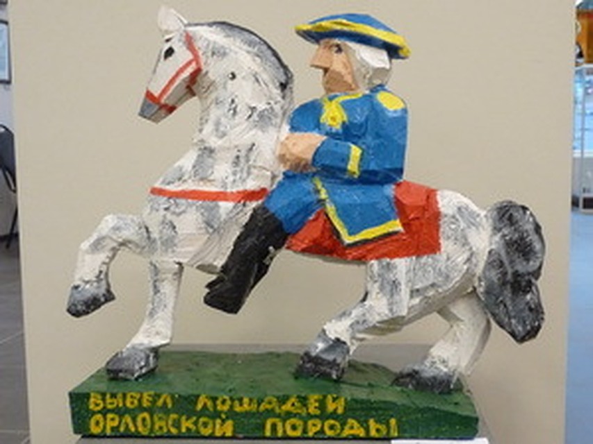 Графа Орлова вырубил топором из дерева скульптора Сергей Горшков.