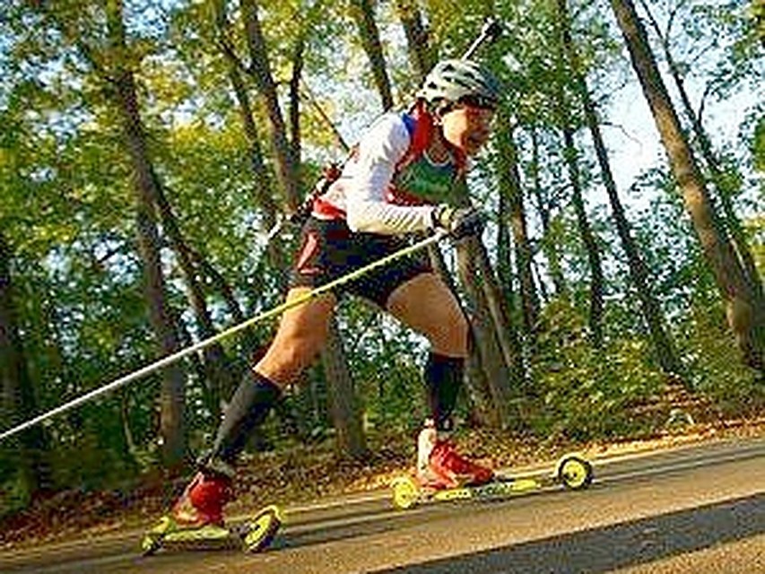Анна Богалий-Титовец выиграла золото чемпионата России по летнему биатлону.