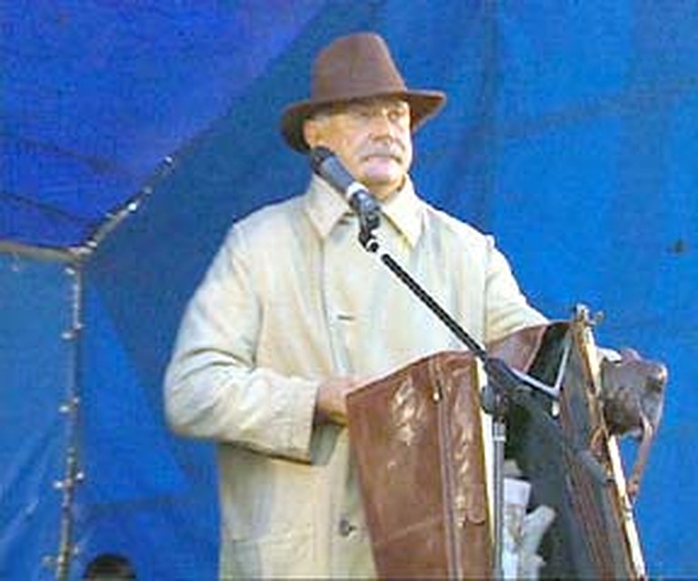Режиссер собрал с гостей плату за вход, а после подарил саквояж с деньгами юным чеченским танцорам.