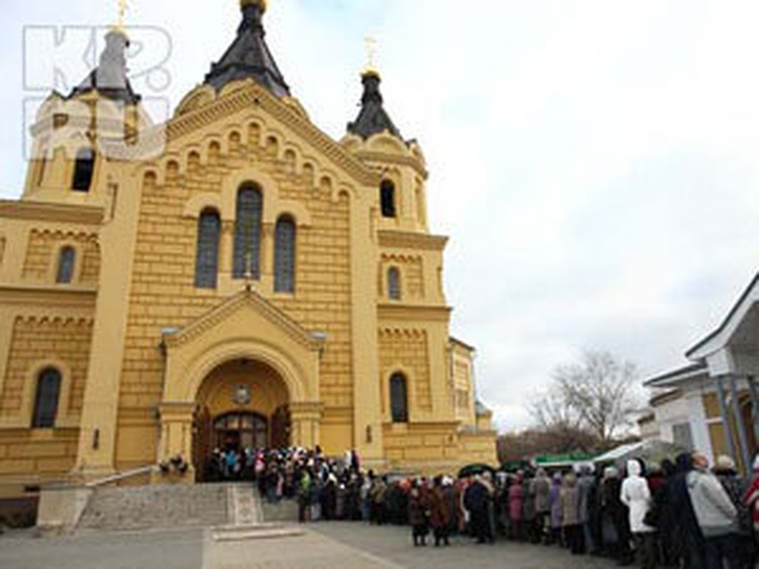 Никто из паломников не уходит от Пояса Богородицы без ленточки и иконки.