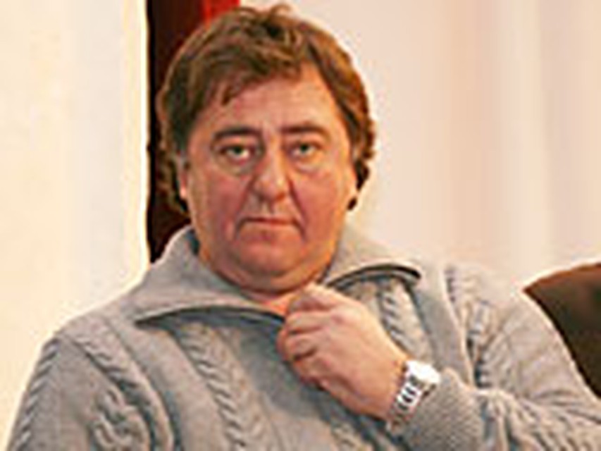 Сергей Ломанов лично вручал хоккеистам футболки с игровыми номерами.
