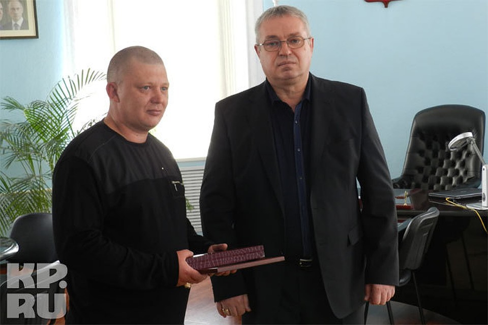 Глава города вручил бизнесмену часы и благодарственную грамоту