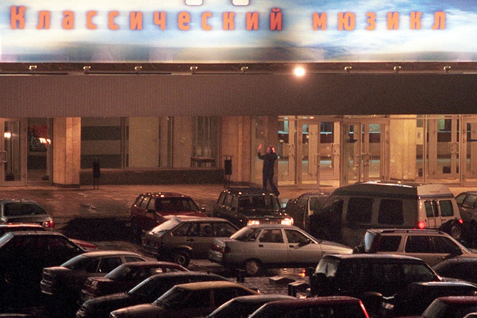 Одна из освобожденных заложниц выходит из дверей центра на Дубровке