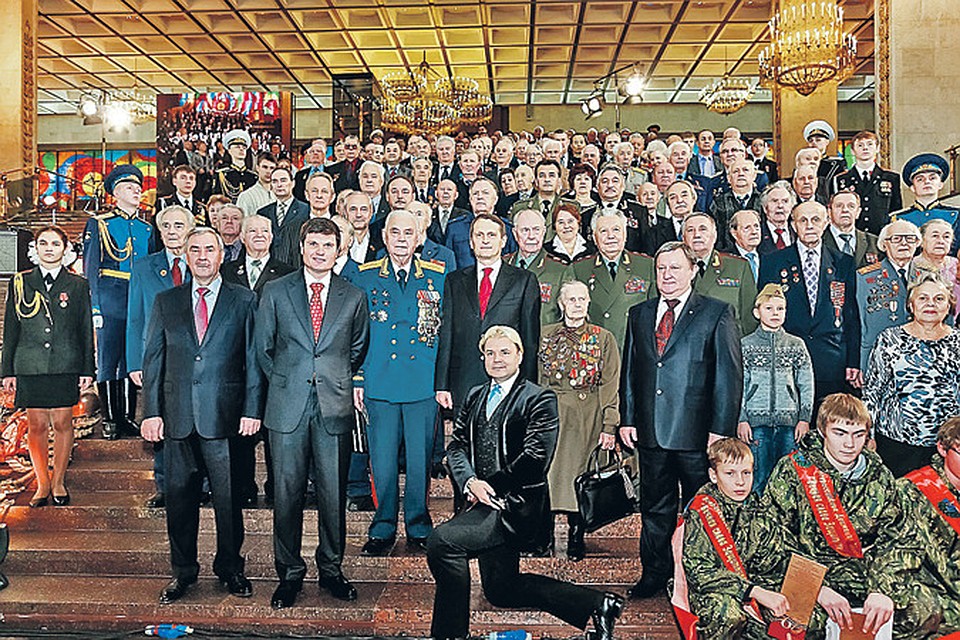По сложившейся традиции ветераны сфотографировались на парадной лестнице Центрального музея Великой Отечественной войны.