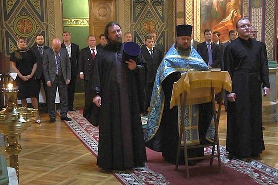 Молятся не только в Эрмитаже, но и в ЗакСе. Но в ЗакСе все-таки с разрешения властей