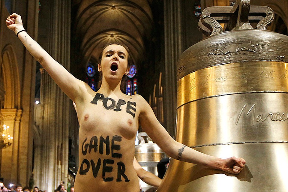 Девушки из Femen деловито обстучали новенькие колокола собора, выкрикивая антипапские лозунги
