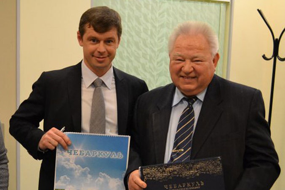 Глава Чебаркуля Андрей Орлов (слева) и космонавт Георгий Гречко