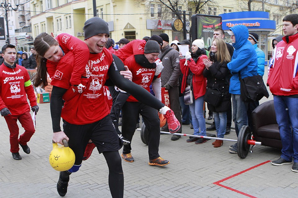 Девушки превратились в спортивный снаряд.