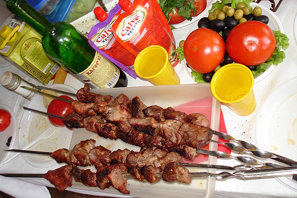 Откажитесь от сочетания мяса, особенно жирного, с картошкой - ешьте свиной или бараний шашлык с большим количеством зелени и свежих овощей