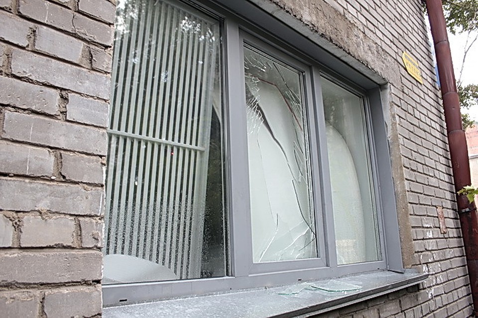 Взрывная волна выбила стекла с другой стороны дома.