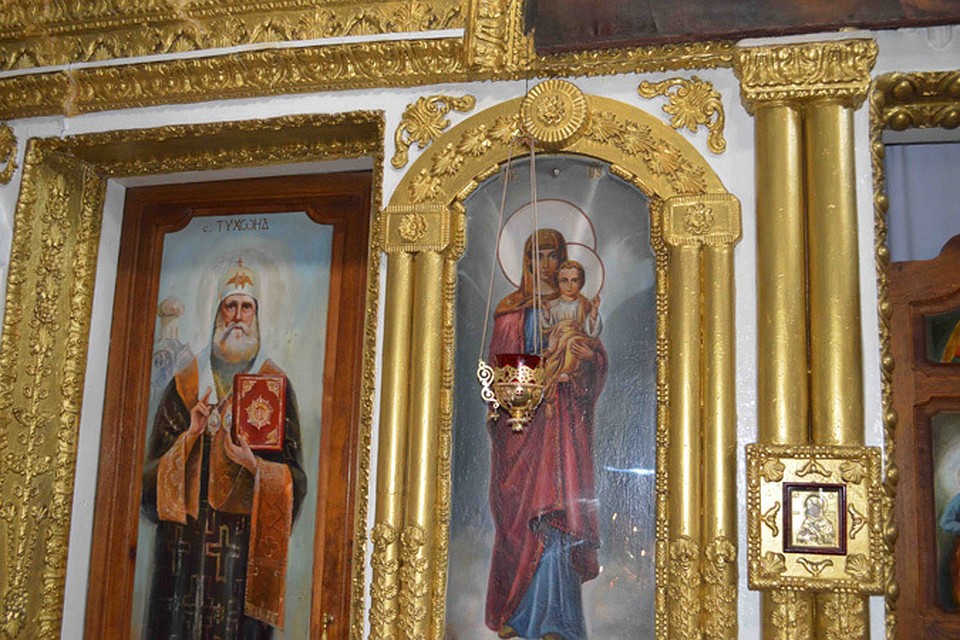 Иконы обновлялись на глазах у прихожан и служителей храма