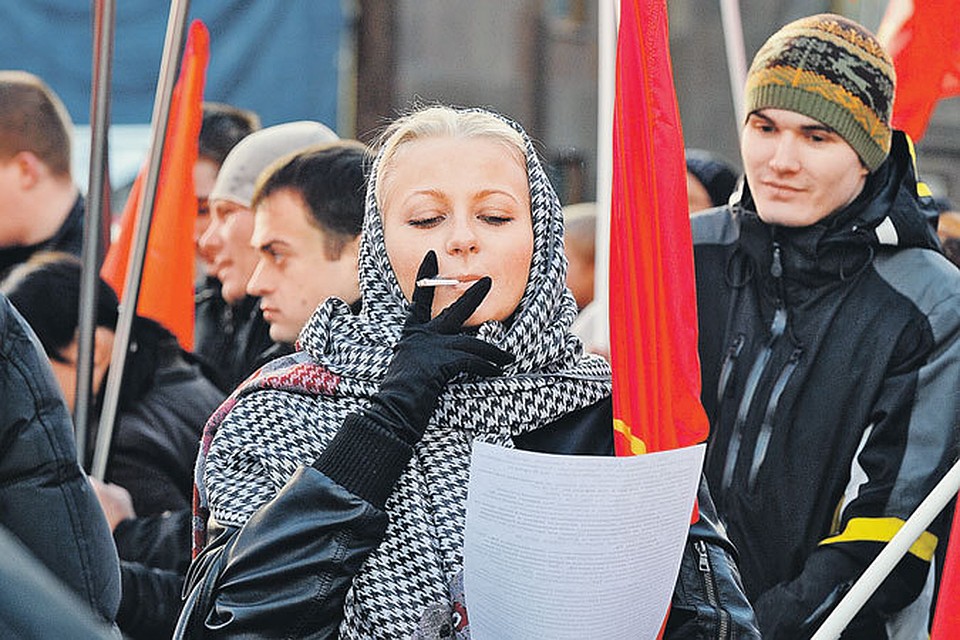 Политически активным гражданам, которым так сладок и приятен дым Отечества, тоже грозит штраф за курение в неположенных местах.
