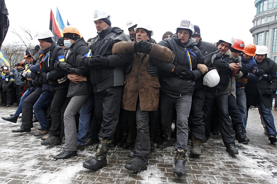 Митингующие готовы вопреки решению суда заблокировать резиденцию президента под Киевом