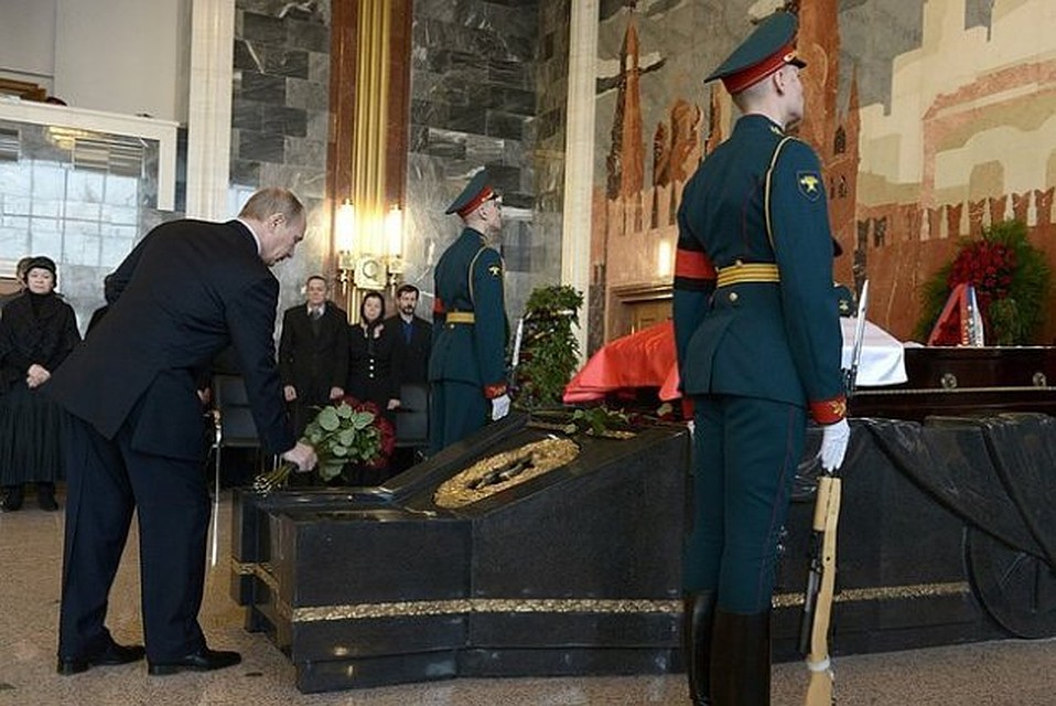 Владимир Путин простился с Михаилом Калашниковым в Мытищах.