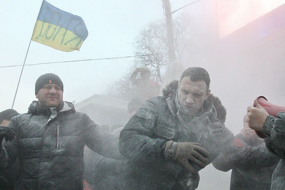 После того, как люди отошли от оппозиционера, неизвестные брызнули ему в лицо из огнетушителя