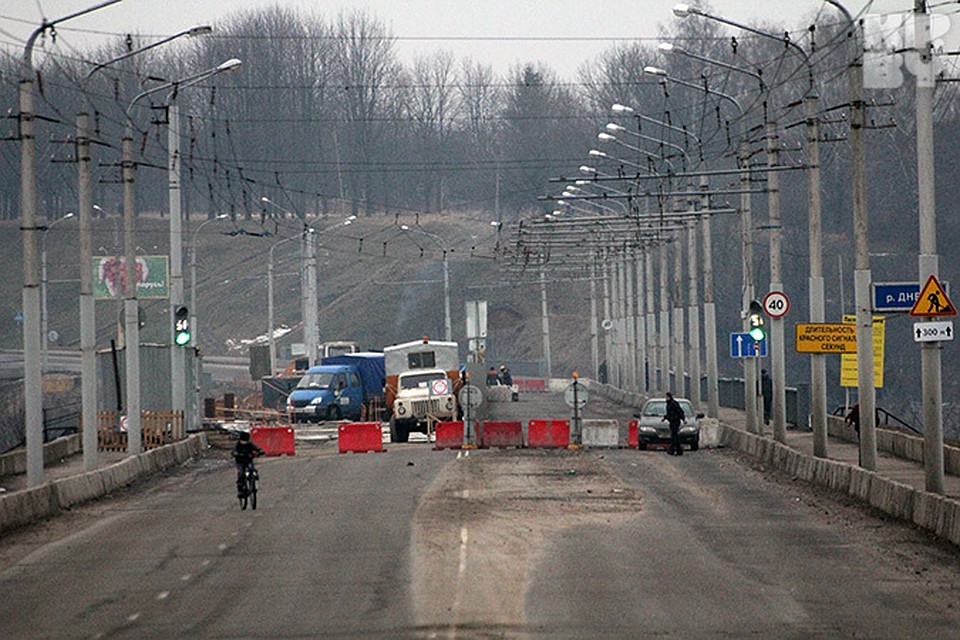 Мост закрыт для движения транспорта, но светофоры на нем еще работают.