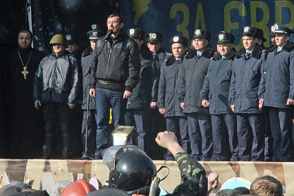 На сцене переметнувшихся милиционеров представлял бывший глава МВД Луценко