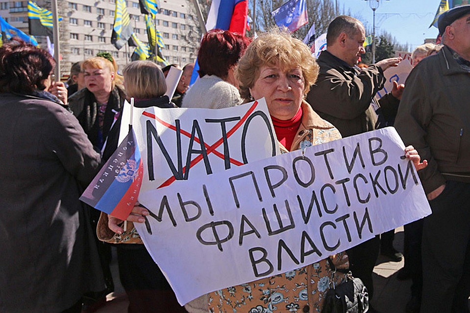 Местные власти от греха подальше не препятствуют проведению массовых сборищ
