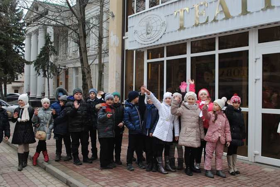 Посещая театр кукол, детишки приобщаются к искусству.