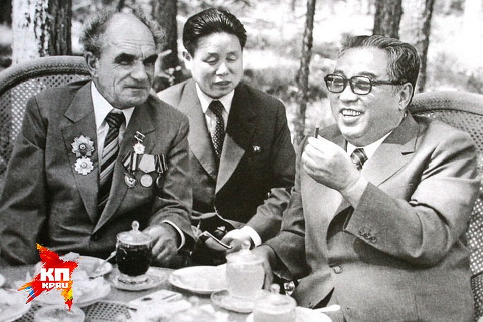 Ким Ир Сен (справа) с 1984 года стал общаться с семьей своего спасителя (на фото слева), приглашая их каждый год в Корею.