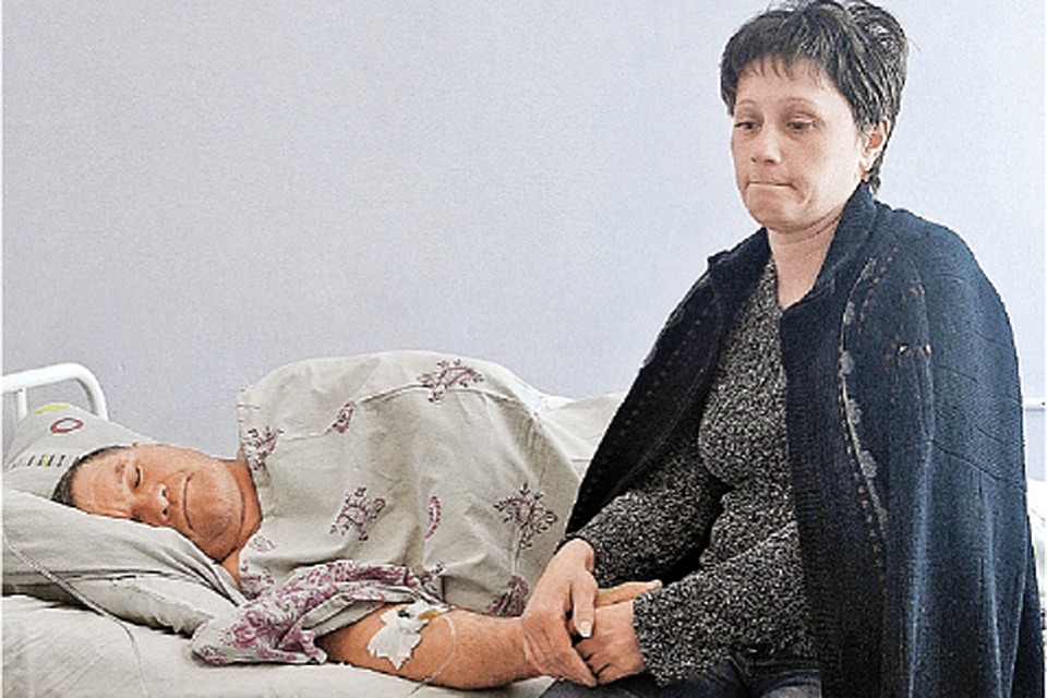 Один из последних заснувших - Александр Павлюченко. Жена не отходит от него ни на шаг.
