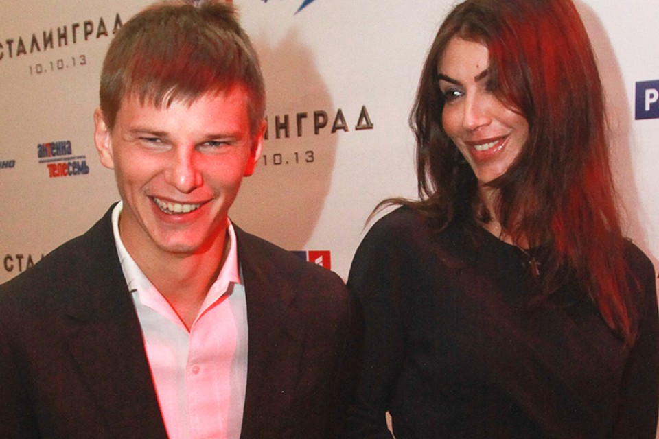 Андрей Аршавин оставил гражданскую жену Юлию Барановскую ради петербурженки Алисы Казьминой, однако вдали от дома не отказывается провести вечер с поклонницами.