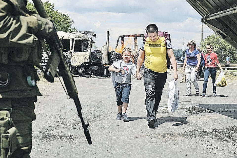 Гражданские войны похожи во все времена. Людям трудно поверить, что перепалки своих со своими могут закончиться стрельбой. А потом остаются на улице ни с чем. Луганск, июнь 2014-го на фото. 1918 год на картине.