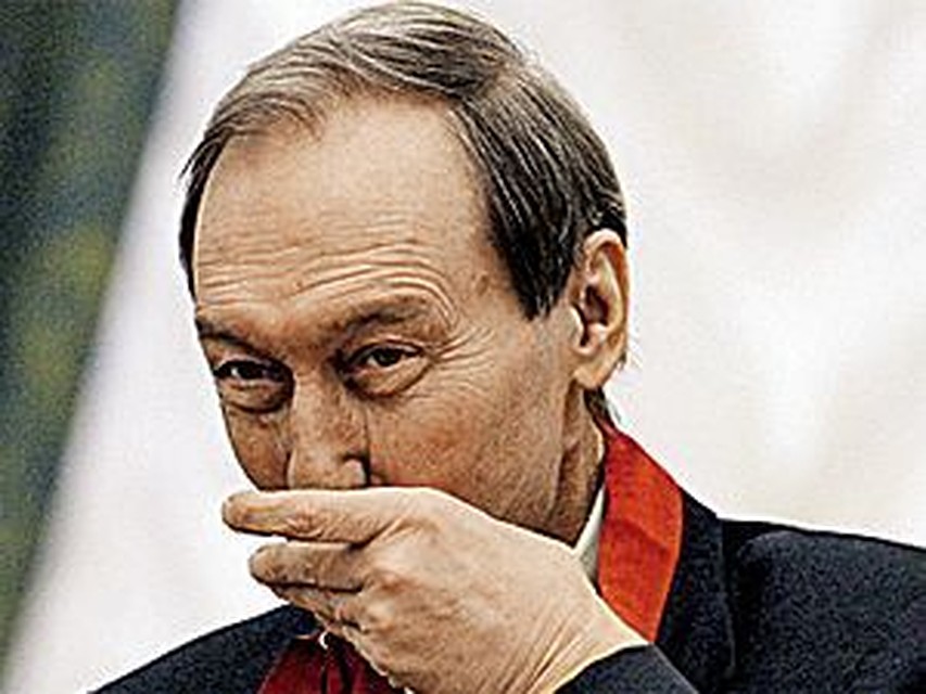 Олег Иванович целует врученный президентом орден "За заслуги перед Отечеством" II степени.