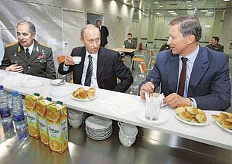 Президент проинспектировал и такой важный отсек ГРУ, как буфет. Кофе тут тоже оказался на уровне.