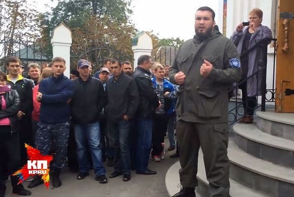 Евгений Смирнов выступал на народном сходе, заявляя, что он не был в кафе и к драке отношения не имеет.