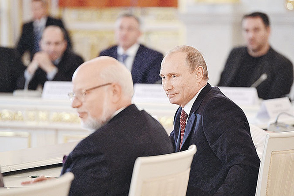 Владимир Путин был удивлен настроением правозащитников. Они призывали его сажать коррупционеров на 20 лет и ввести уголовную статью «за очковтирательство». На фото слева - глава Совета по правам человека Михаил Федотов.