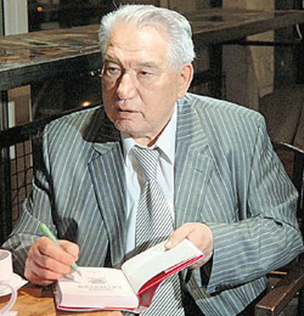 Тяжела авторская доля - книгу надо не только написать, но и подписать!