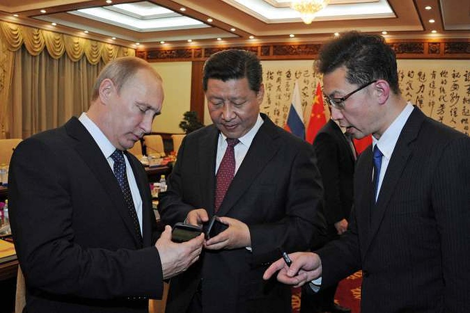 Путин подарил Си Цзиньпину российский смартфон YotaPhone 2