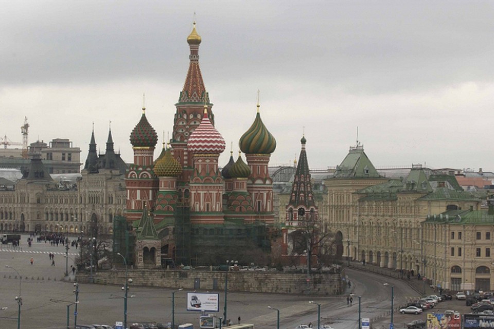 В четверг вечером жители шести округов Москвы — Центрального, Юго-Восточного, Южного, Северного, Северо-Восточного и Восточного — снова пожаловались на посторонний неприятный запах