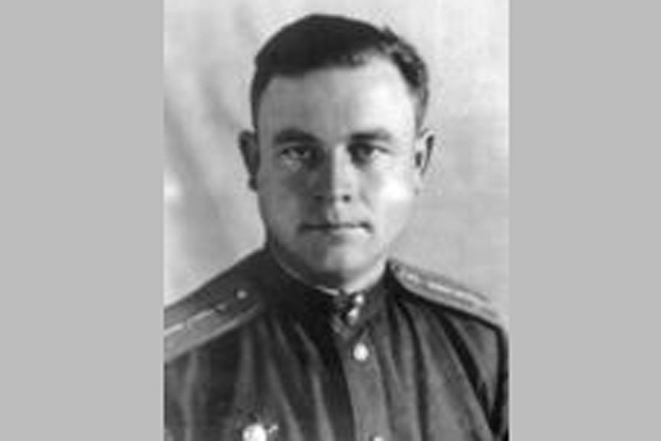 Александр Степанович Шевцов в годы военной службы. Фото с сайта http://lexicon.dobrohot.org/images/thumb/0/00/00001007.jpg/118px-00001007.jpg