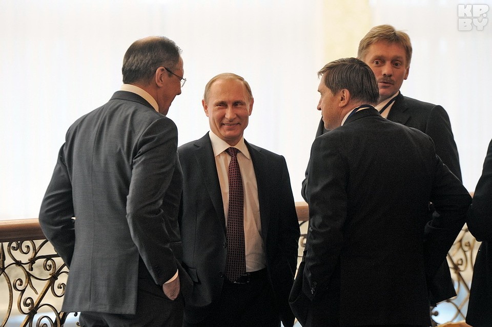 За пару минут до короткого заявления Путин улыбается в компании главы МИД Сергея Лаврова, своего помощника Юрия Ушакова и пресс-секретаря Дмитрия Пескова.