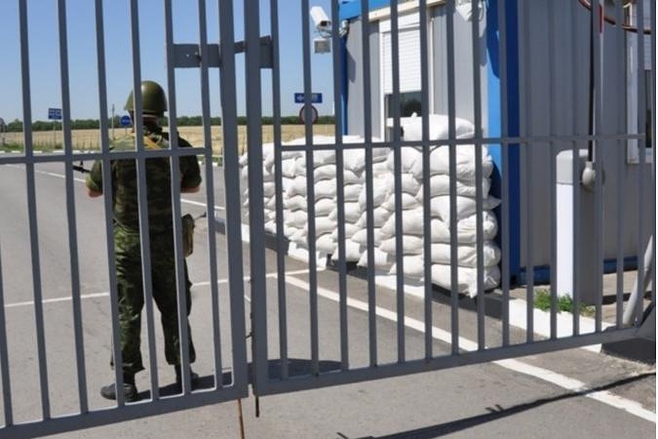 С российской стороны рубежи Родины стерегут надежно, но пройти границу по общегражданским паспортам - можно.