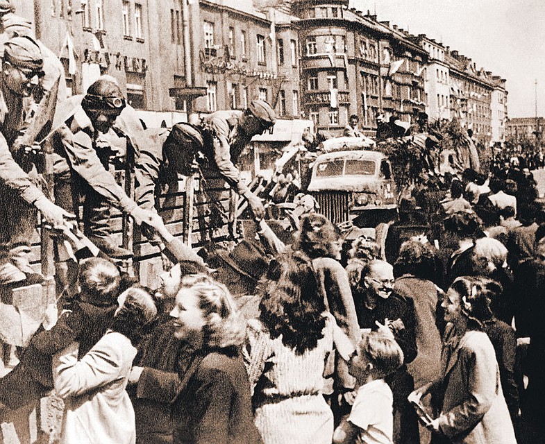 Так советских воинов-освободителей 9 мая 1945-го встречала Прага. Фото: ТАСС