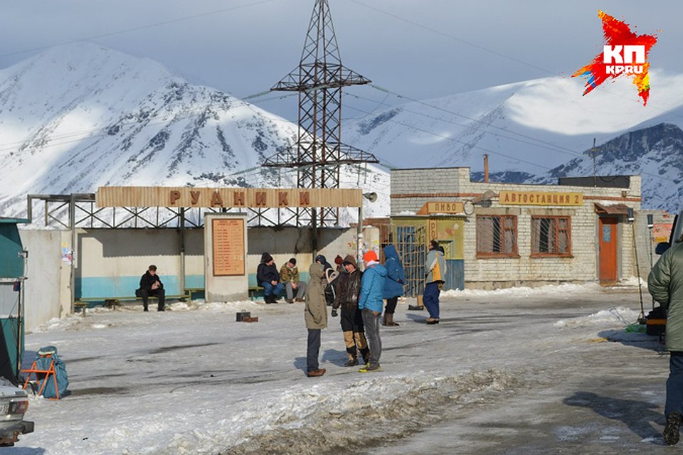Ради съемок в Кировске соорудили остановку "Рудники". Фото: Максим МАКСИМОВ.