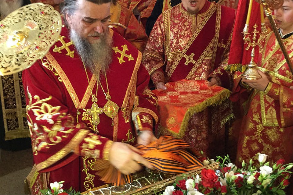 На ковчеге с мощами освятили тысячи георгиевских ленточек.
Фото: предоставила Юлия Стихарева.