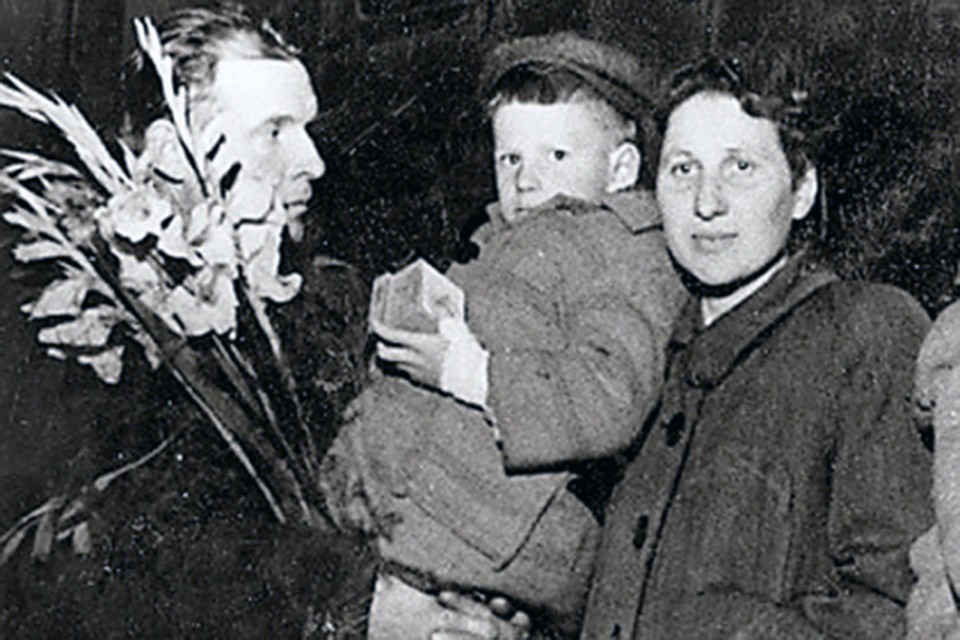 Володя Мажаров с родителями. Первая встреча. Фото: из архива семьи Мажаровых