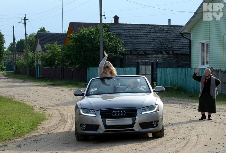 Необычная деревня Мотоль: авто за 100 тысяч долларов, цех в каждой хате и колбасные короли