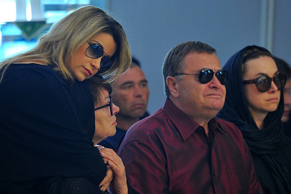 Жанна, очень любила своих поклонников. И она была бы рада, если бы видела вас всех сейчас. Спасибо, люди, что пришли, - сказал на прощании папа певицы Владимир Борисович