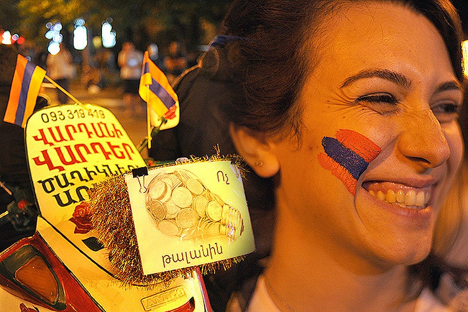 Наш спецкор Владимир Ворсобин следит за многотысячными протестами в Ереване