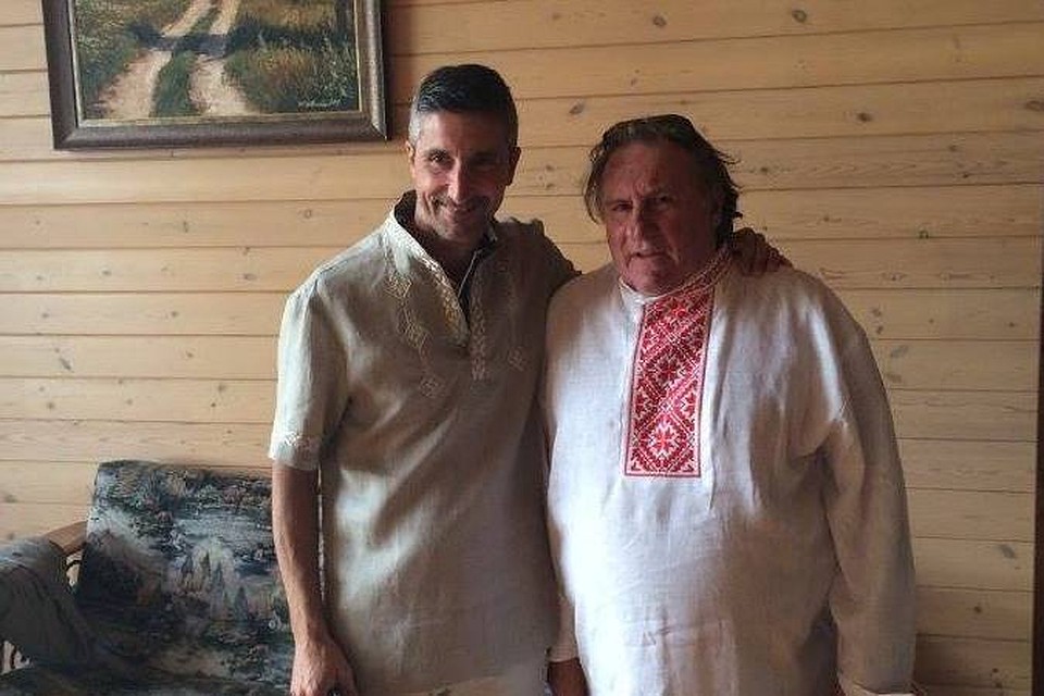 Депардье в Беларуси примерил вышиванку. Фото: из личного архива Жирара Депардье.